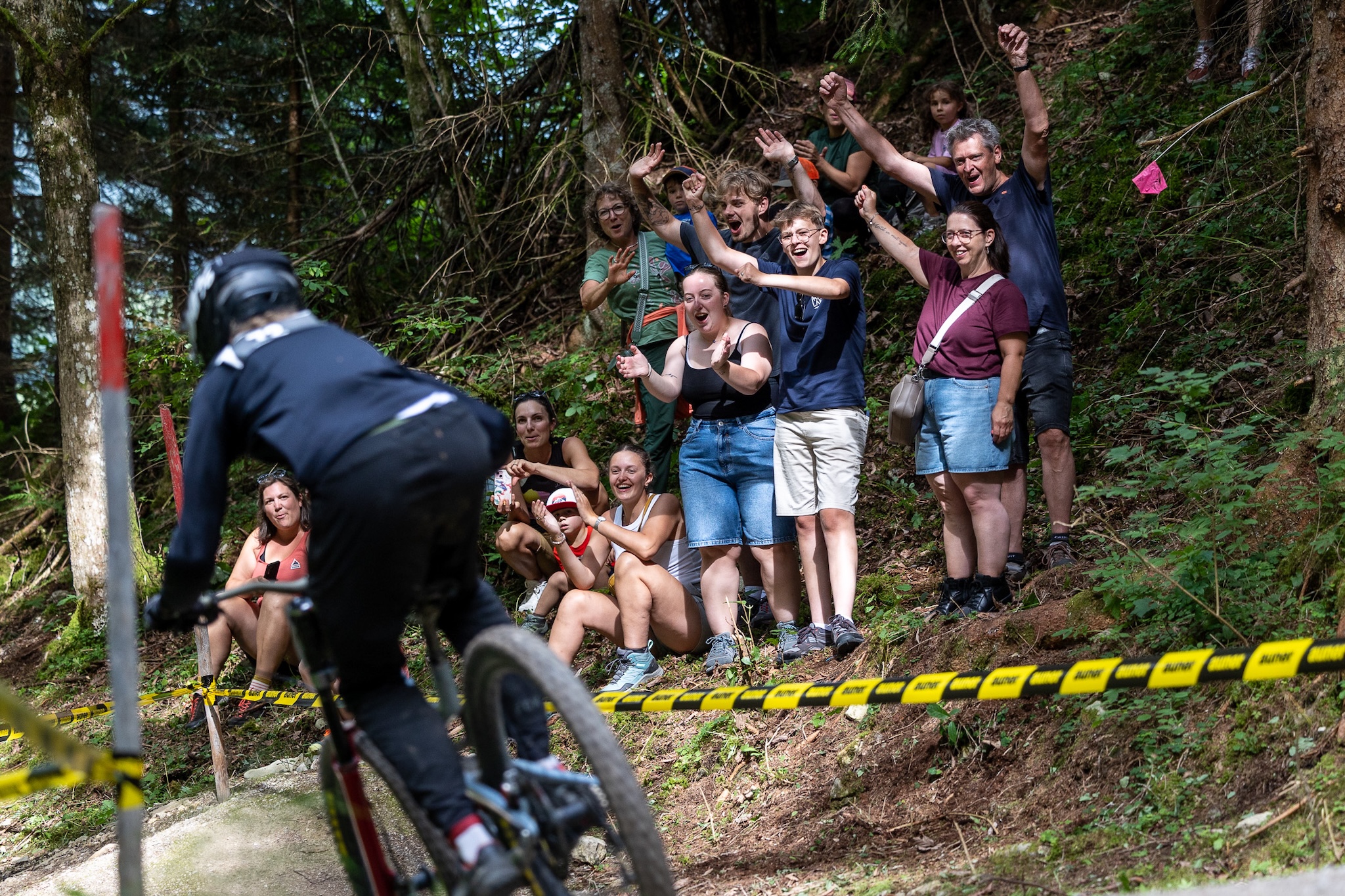 auner-Austrian-Gravity-Series-2025-Lermoos-Zuschauer-Foto-FSK